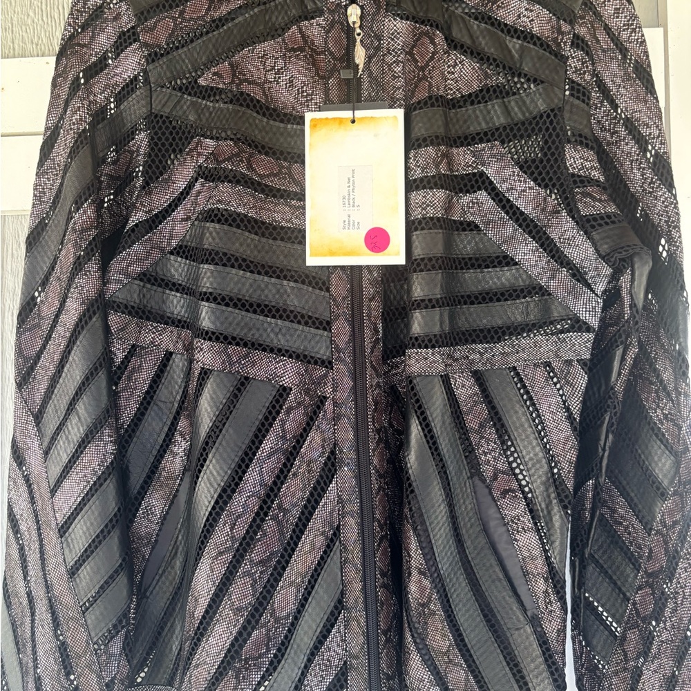 Kushi Women's Black and Gray Bomber Jacket